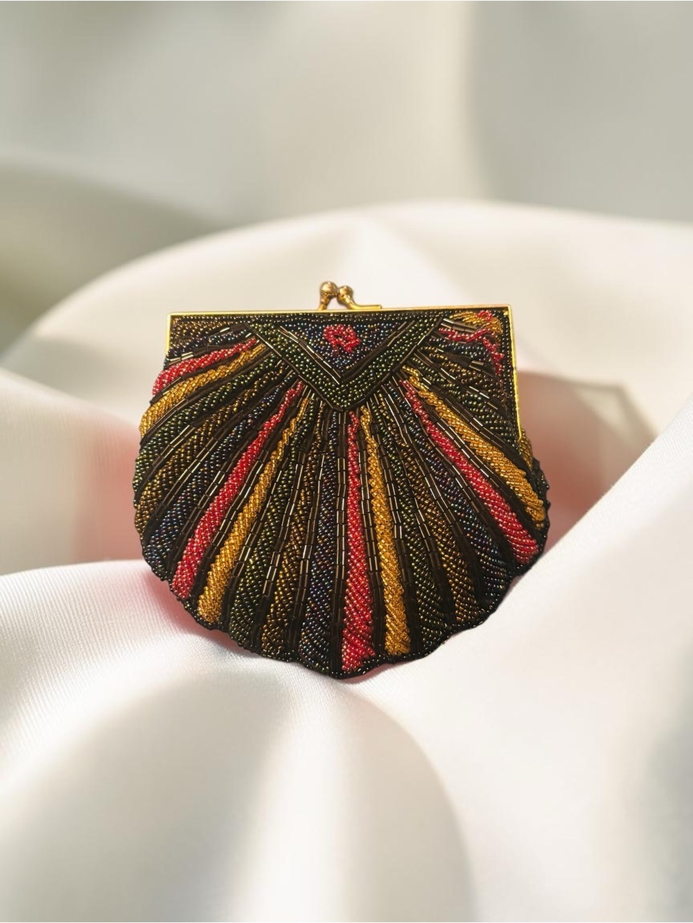 Pre-loved Vintage Beaded Shell Clutch